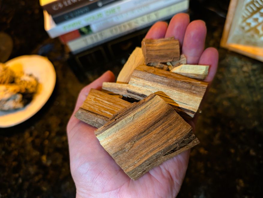 Palo azul (kidney wood) chips, which look just like small wood chips.